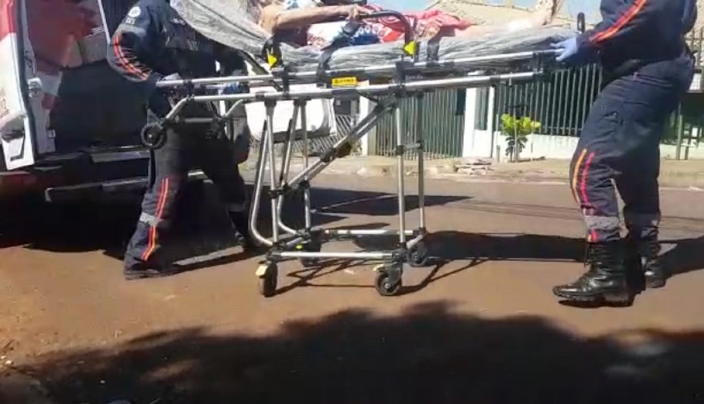 Idosa de 80 anos é atacada por cachorro de rua no Bairro Guarujá, em Cascavel