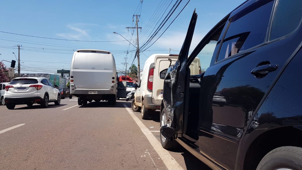 Acidente é registrado na Rua Souza Naves, no Centro de Cascavel
