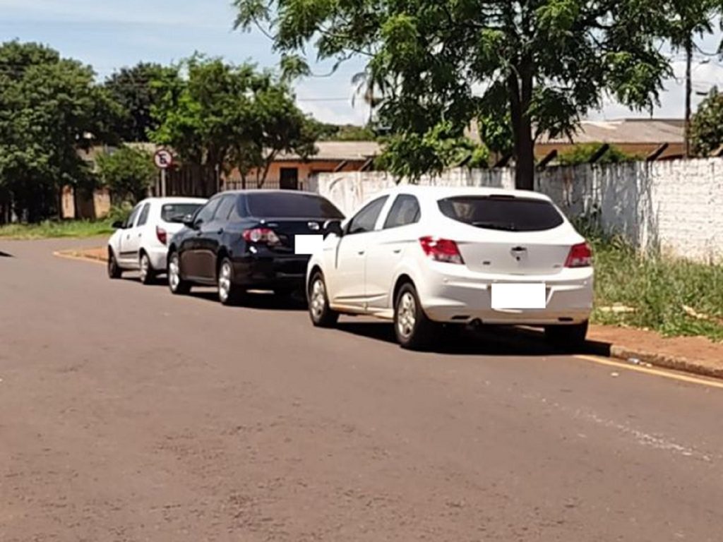 Internauta questiona veículos estacionados em local proibido em frente à Upa Brasília