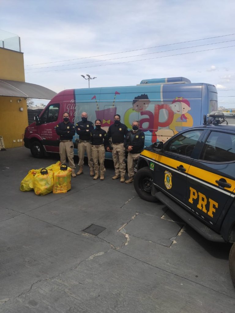 PRF leva alegria a crianças com campanha  “Policiais Contra o Câncer Infantil” em Minas Gerais
