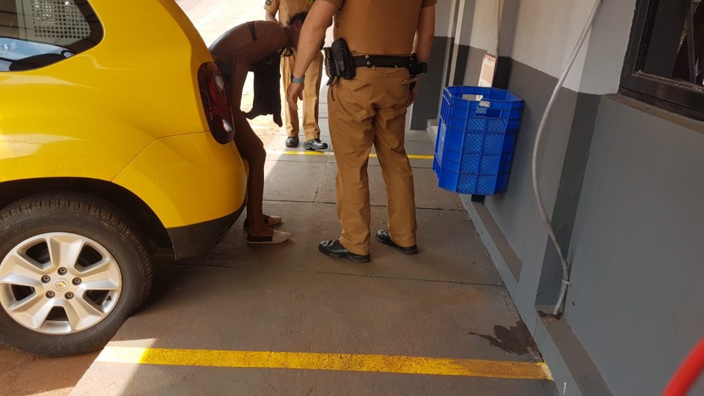Vídeo: flagrada por câmera de segurança, mulher de 24 anos é detida por furto de churrasqueira