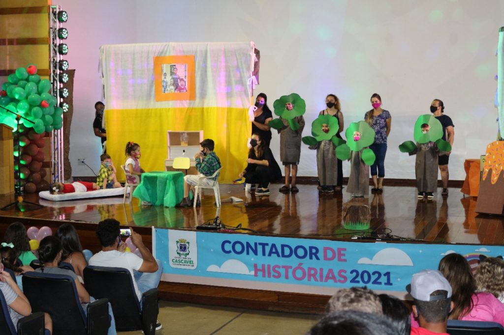 Alegria dos pequenos marca a primeira noite do Contador de Histórias