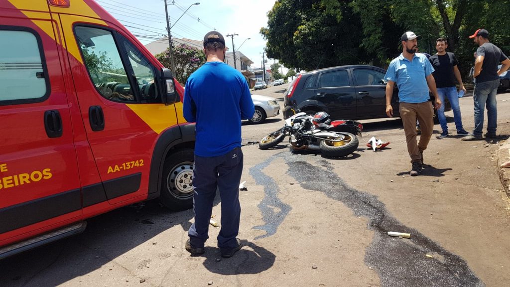 Homem fica ferido após colisão entre carro e moto no Parque São Paulo