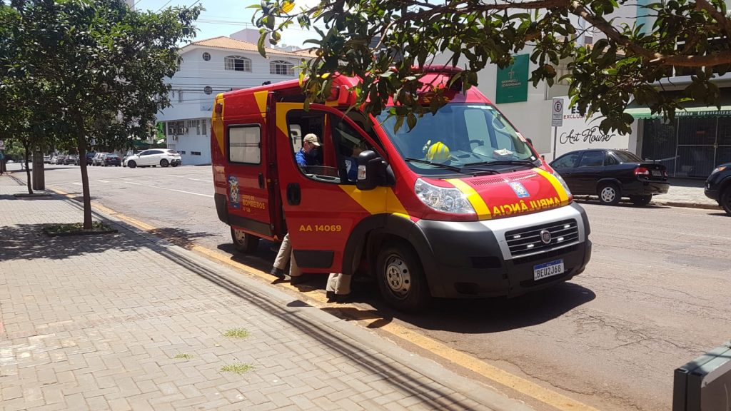 Trabalhador de 34 anos fica ferido ao cair de dois metros de altura na Rua Minas Gerais