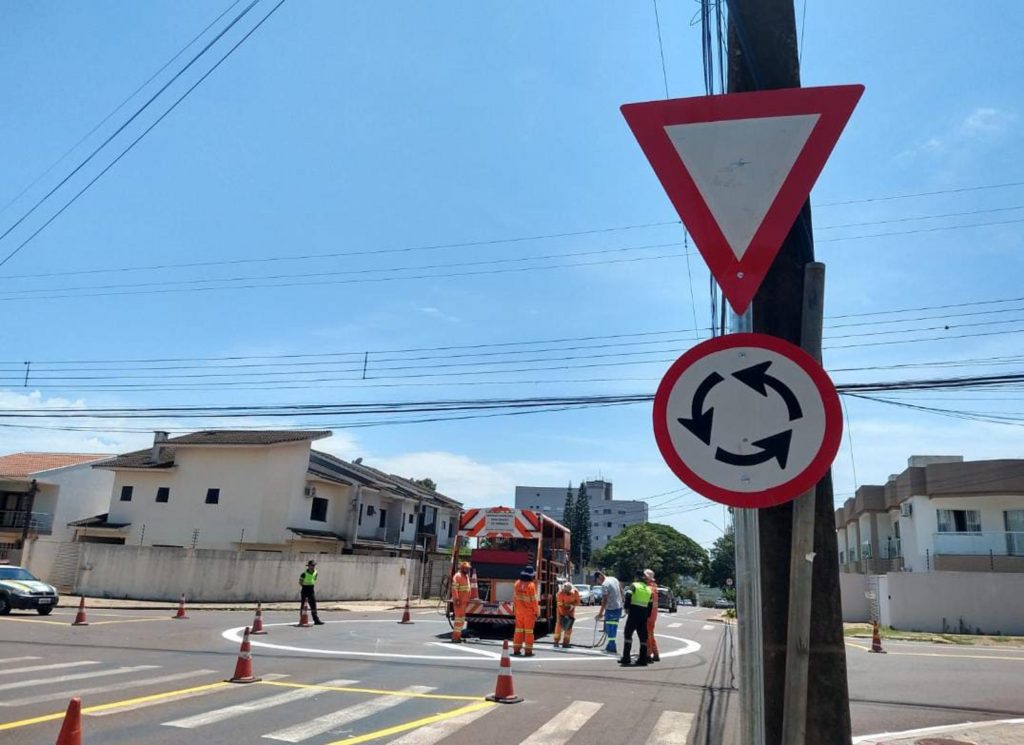 Cruzamento da Flamboyant x Jequitibá passa a contar com rotatória para melhor organização do trânsito