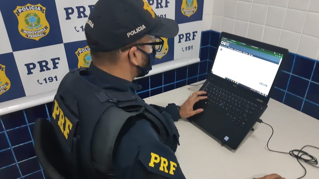PRF cumpre mandado de prisão na BR 343 em Piripiri e prende homem acusado de Homicídio qualificado