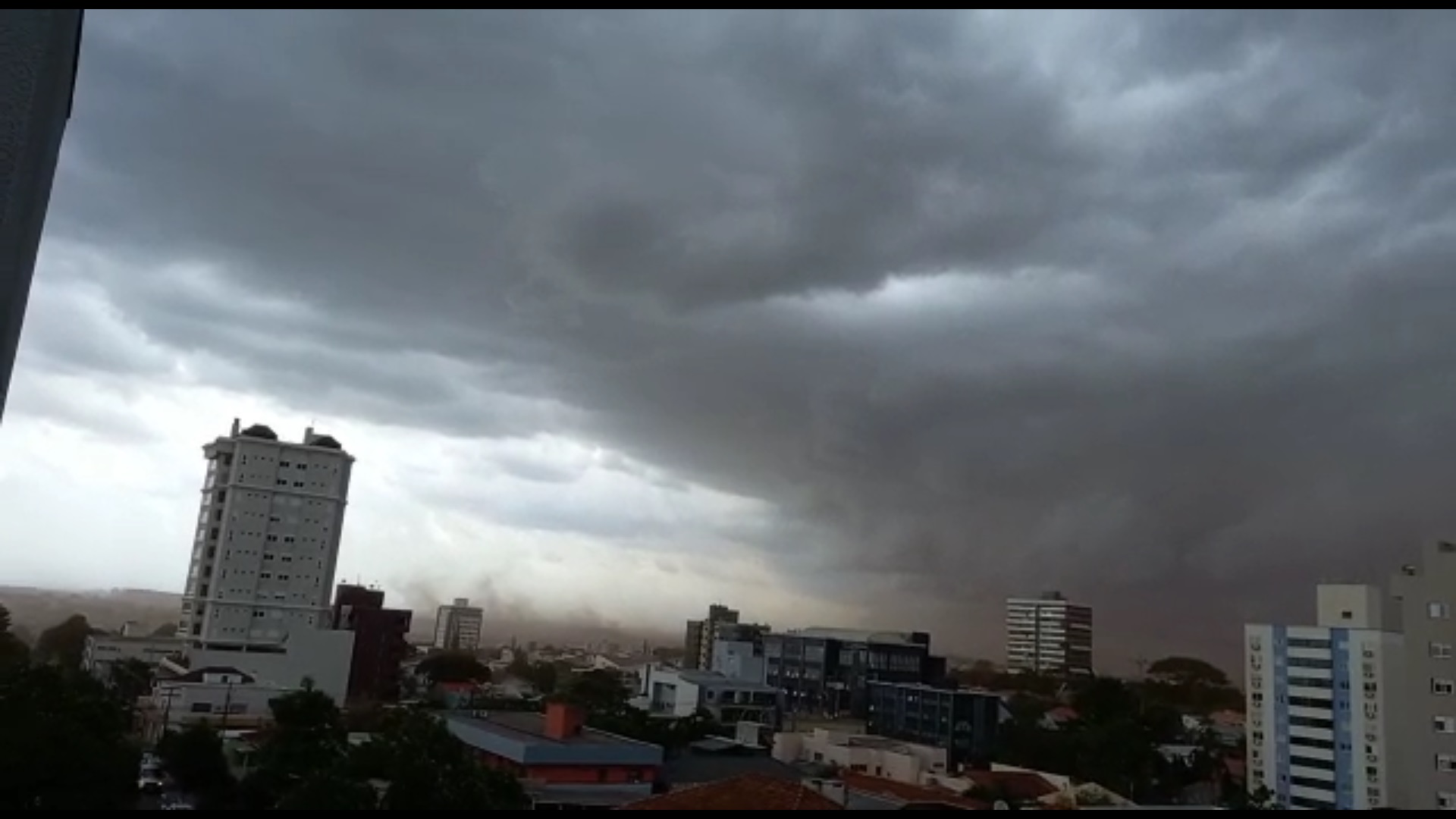 Imagens mostram danos causados por temporal em Cascavel