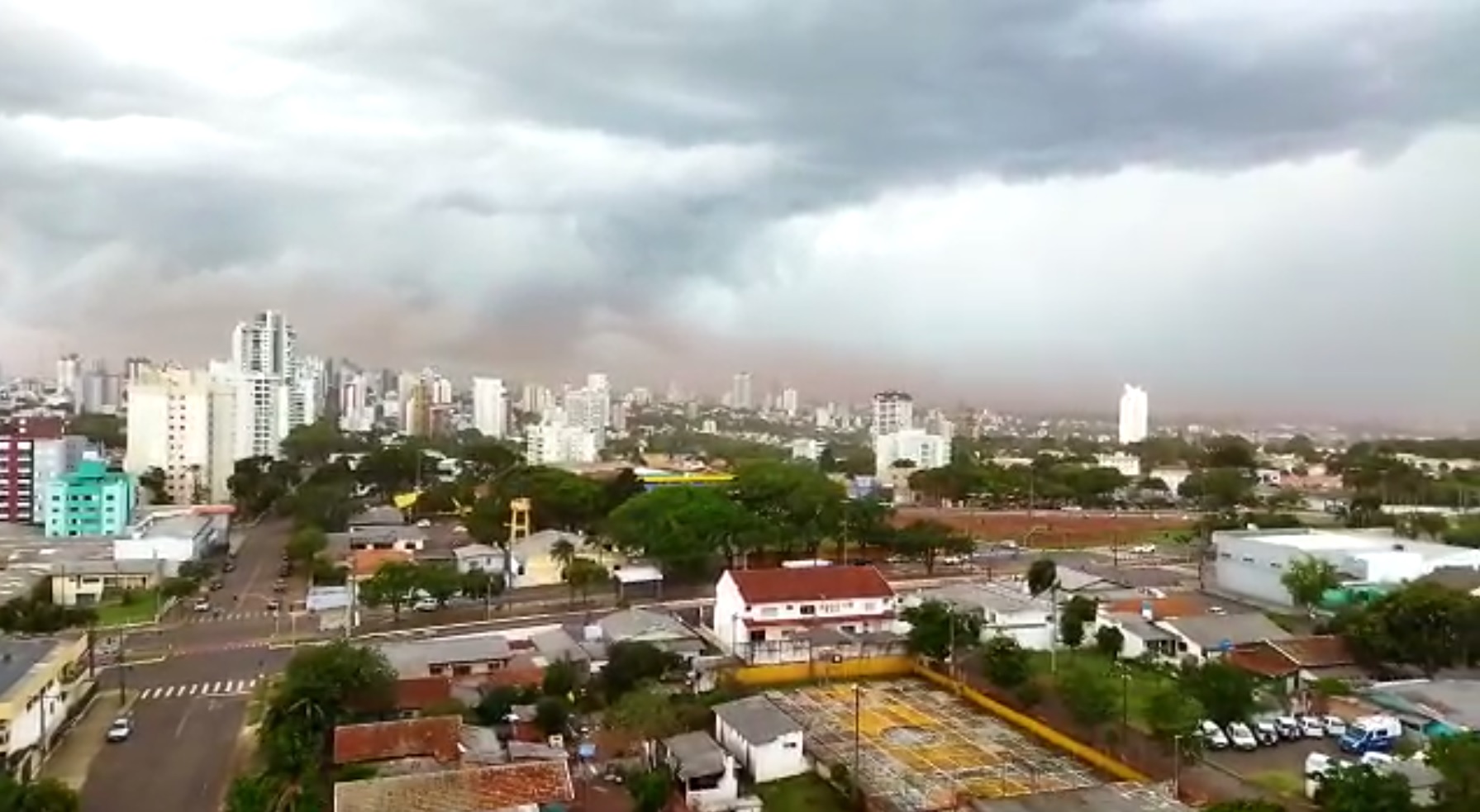 Vídeos: veja novas imagens da chegada do temporal em Cascavel