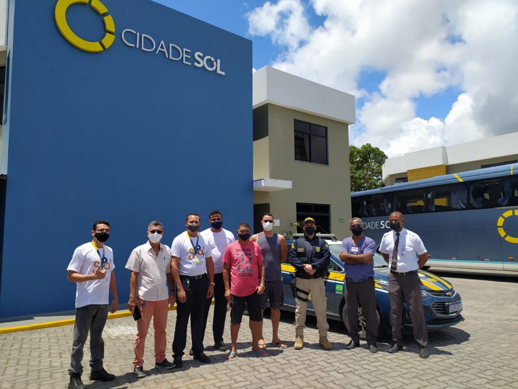 PRF na Bahia ministra palestra com orientações de trânsito e prevenção de acidentes