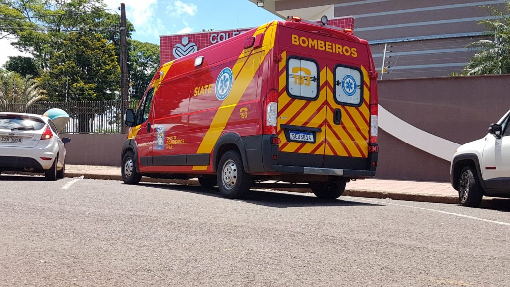 Criança de 7 anos corre ao descer de carro e acaba atropelada em frente ao colégio