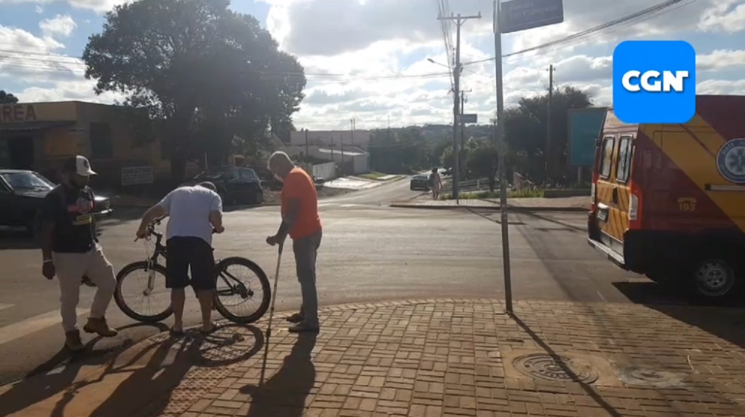 Adolescente fica ferido em acidente entre bicicleta e carro no Floresta