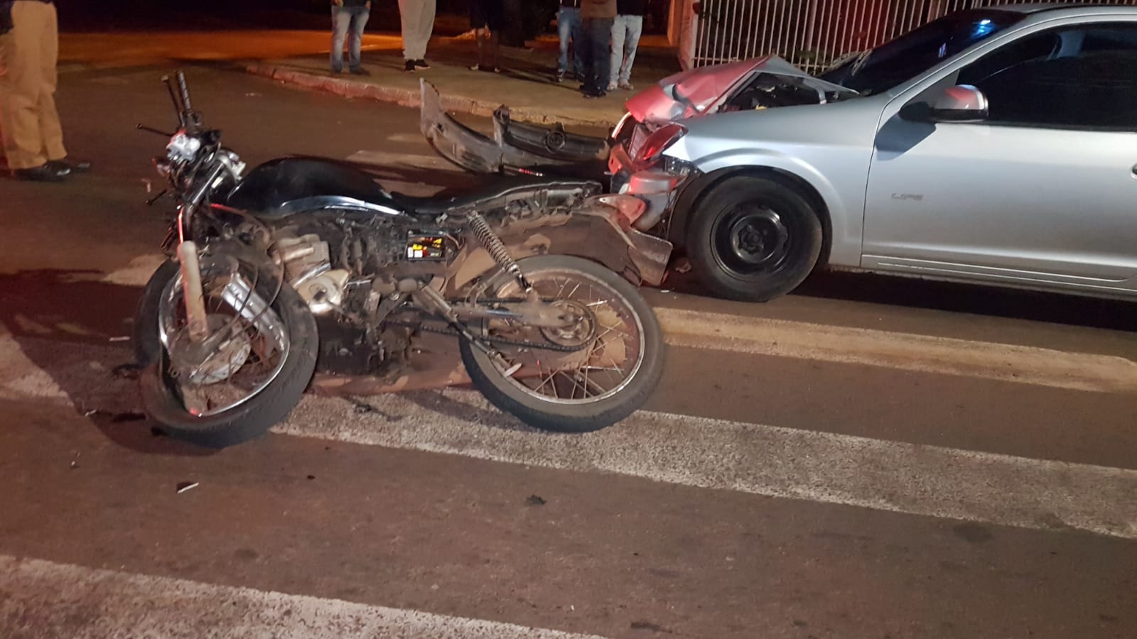 Motociclista fica ferido ao colidir contra automóvel no Bairro Periolo