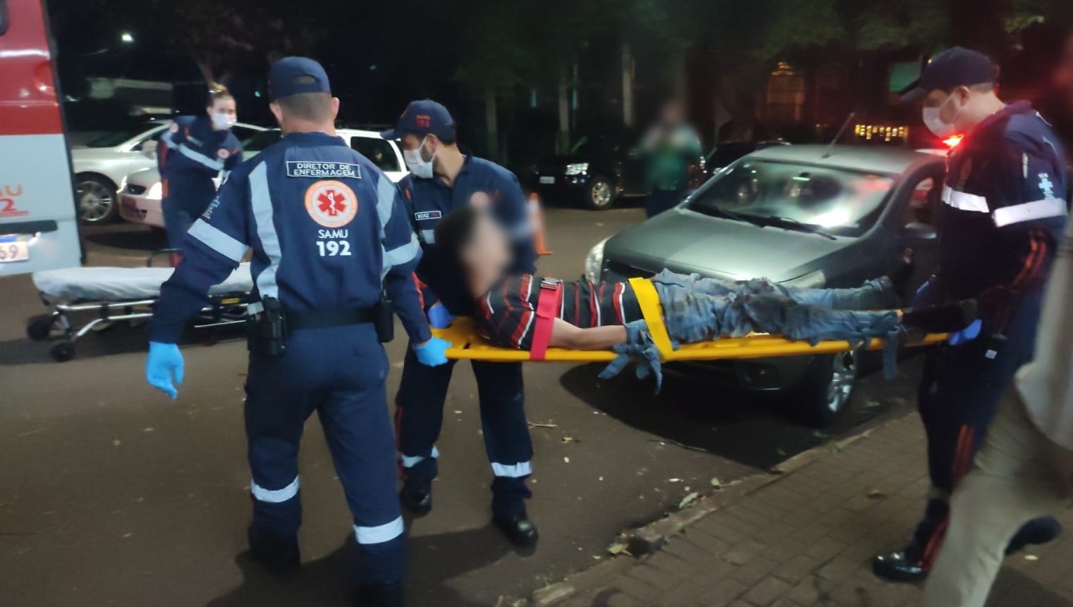 Jovem em surto sobe em telhado de residência na Rua Pio XII e é socorrido pelo Corpo de Bombeiros e SAMU