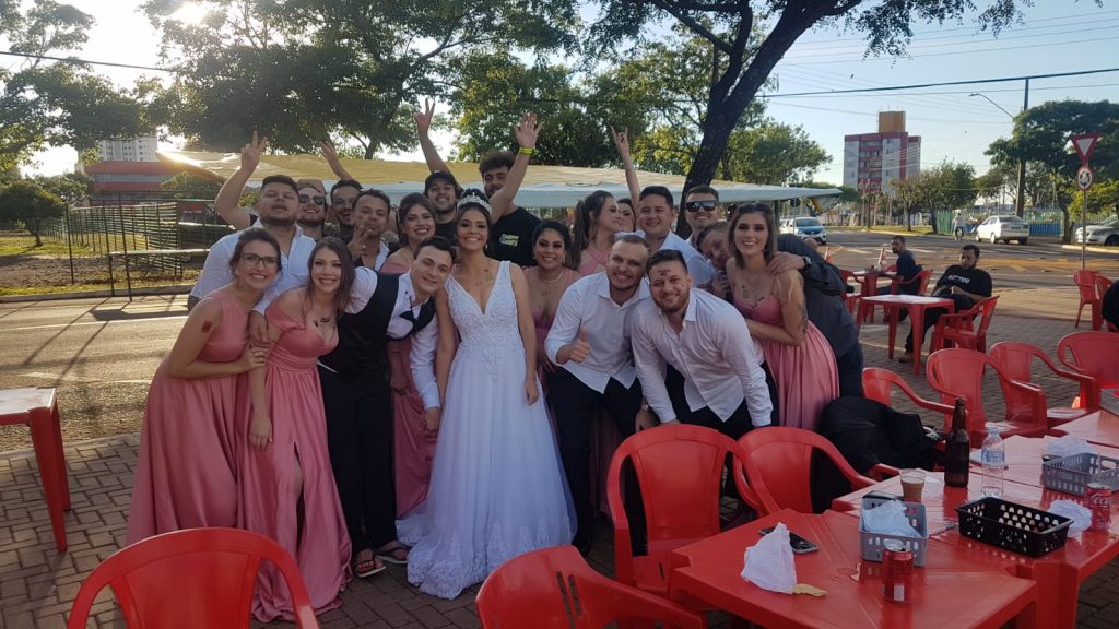 Recém-casados e convidados terminam festa com café da manhã na Feirinha