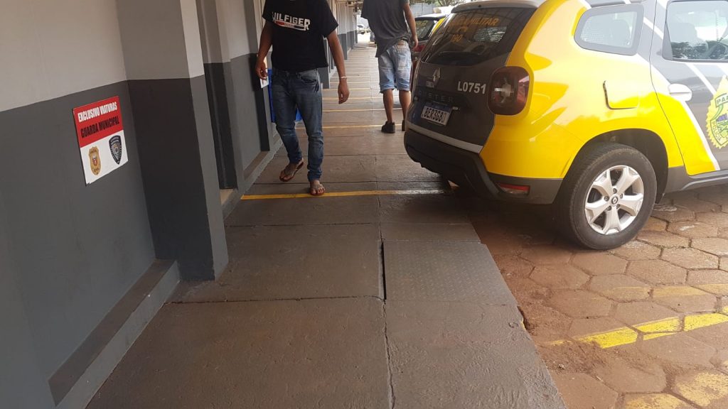 Homem chama outro para a briga, leva desacerto e apela para a faca