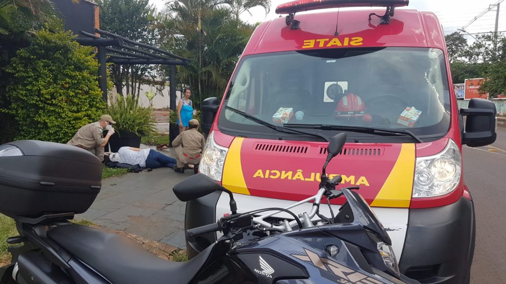 Homem cai de motocicleta e fica com suspeita de fratura, em Cascavel