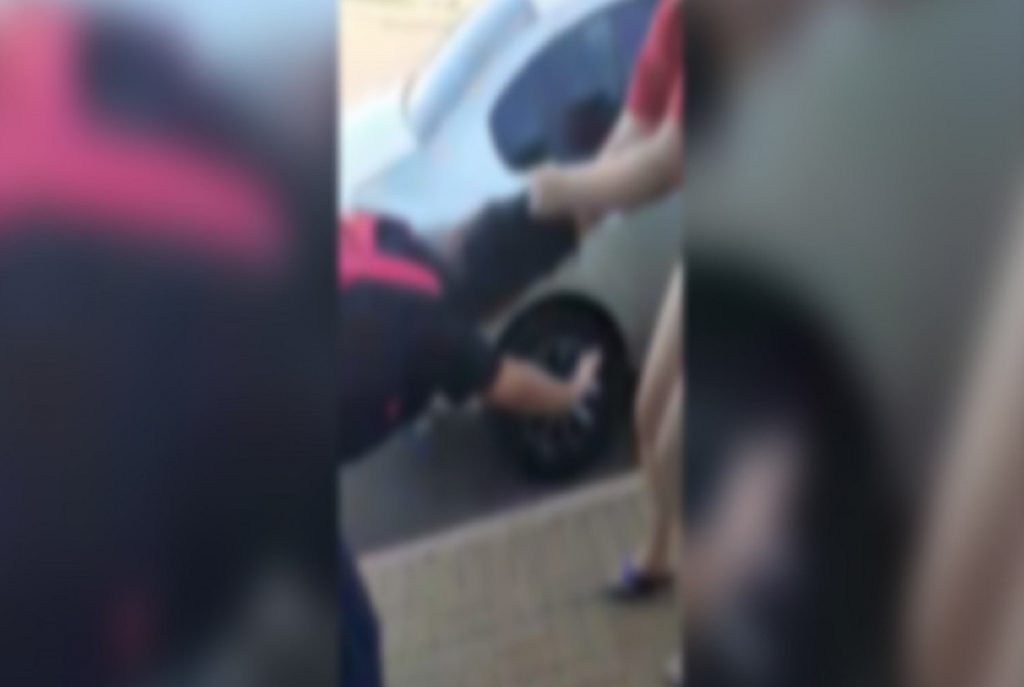 Mais do mesmo: duas adolescentes brigam na saída de colégio no Bairro Santa Cruz