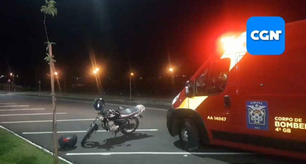 Duas pessoas ficam feridas após caírem de moto na Avenida Barão do Rio Branco