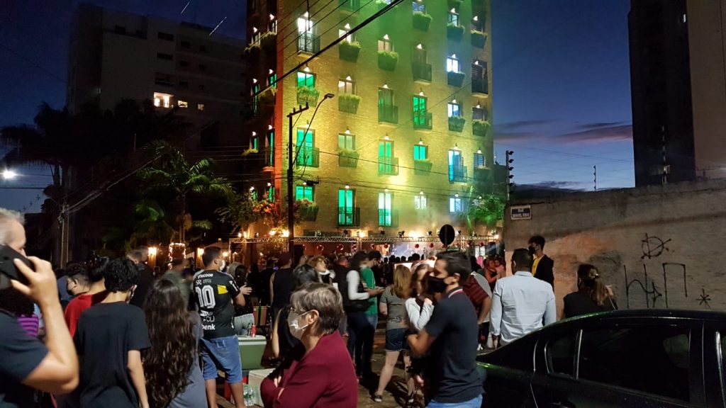 Cascavelenses aproveitam do evento, Janelinhas cantantes