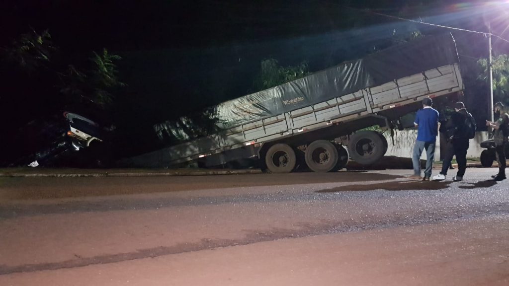 Carreta perde o freio e veículo tomba na Rua Machado de Assis