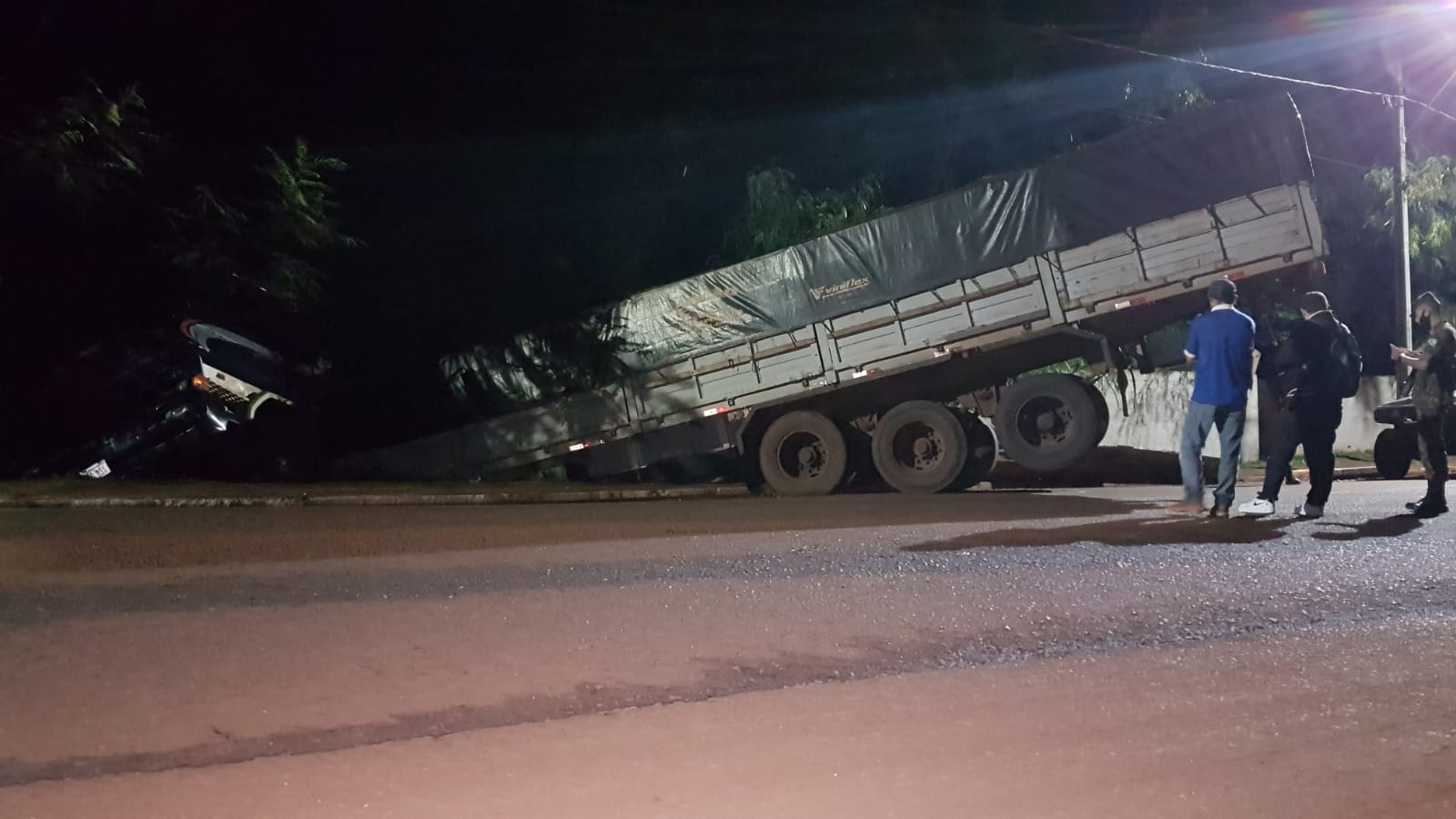 Carreta perde o freio e veículo tomba na Rua Machado de Assis