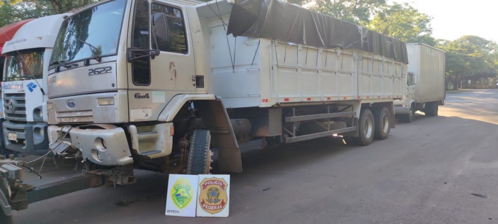 PF e BPFRON apreendem caminhão carregado com cigarros contrabandeados
