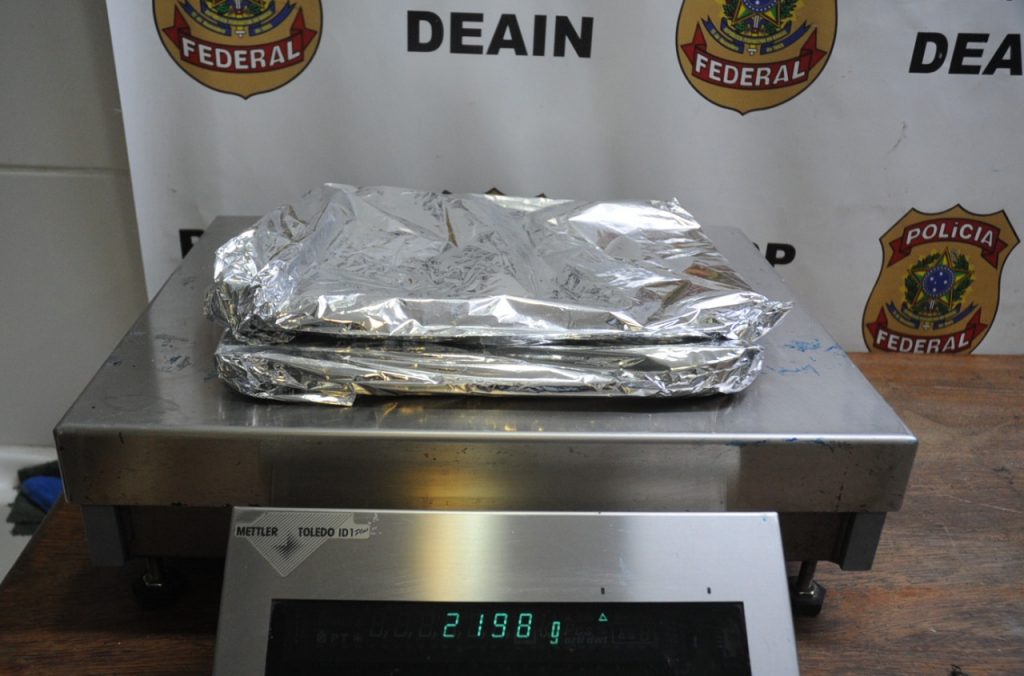 PF apreende passaporte falso, droga e simulacro de arma de fogo
