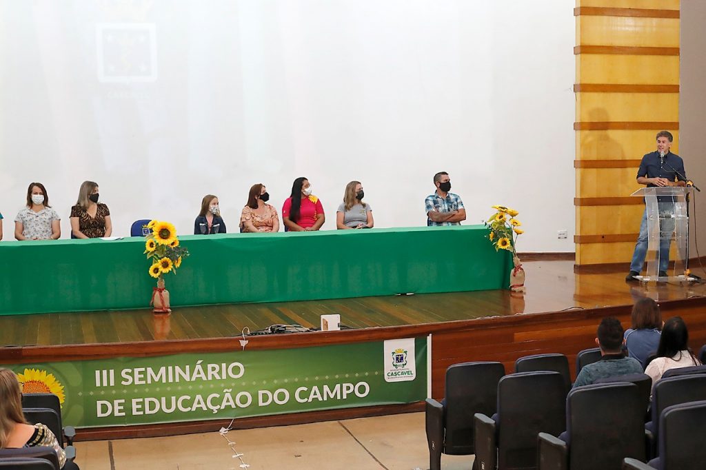 Seminário discute planejamento e currículo das escolas do campo