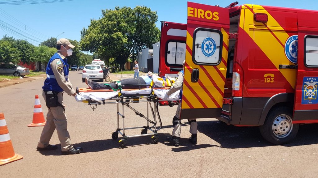 Para-brisas de carro fica destruído, após atingir ciclista no Jardim Clarito
