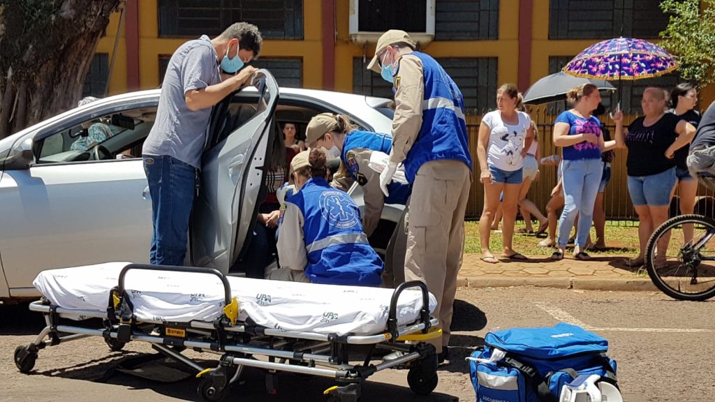 Mulher de 44 anos é socorrida ao ter perna prensada em porta de carro em colisão no Brasmadeira