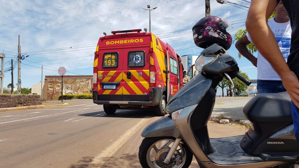 Motociclista de 29 anos fica ferida em colisão no Universitário