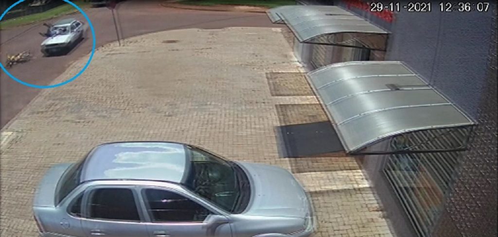 Câmera flagra colisão entre bicicleta elétrica e carro no Clarito