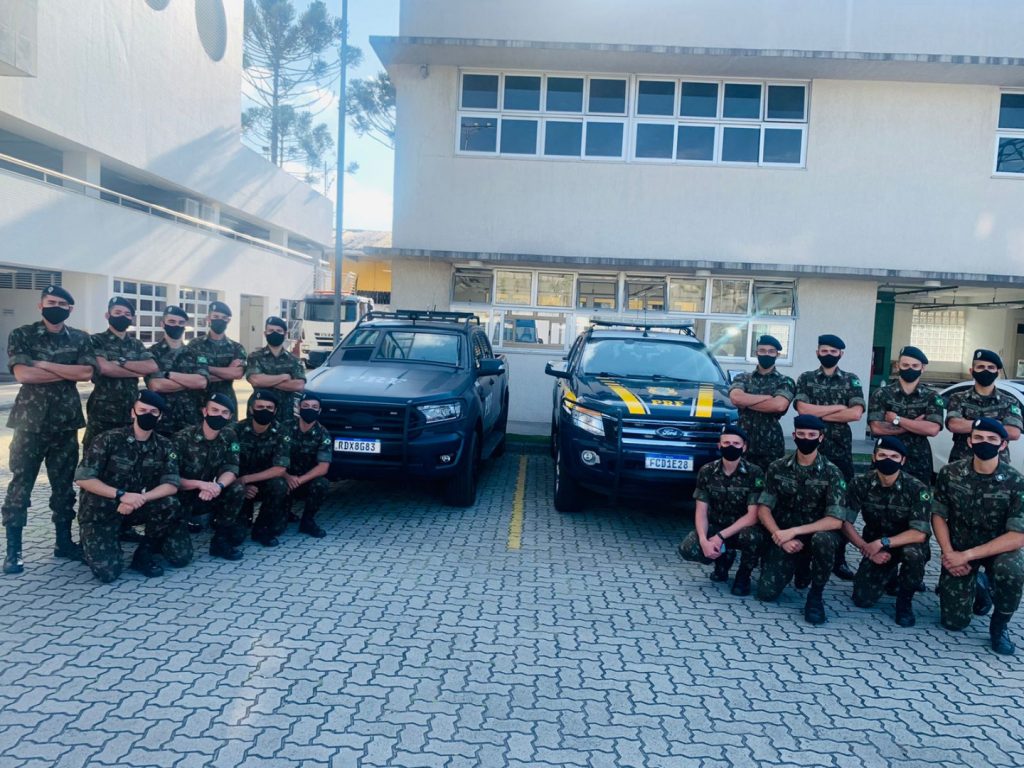 PRF recebe visita de instrução de futuros oficiais da reserva, em Curitiba (PR)