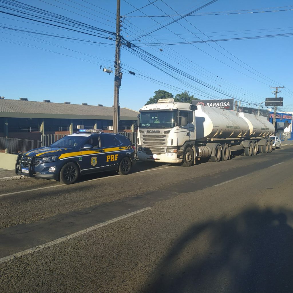 PRF recupera caminhão roubado e liberta motorista que era mantido refém no Paraná