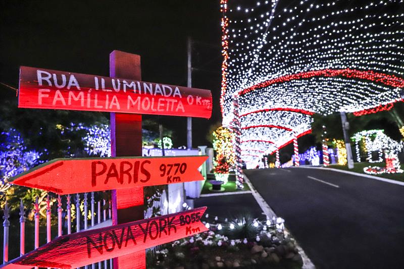 Decoração da Família Moletta tem neve artificial e show de luzes Imagem referente a Decoração da Família Moletta tem neve artificial e show de luzes