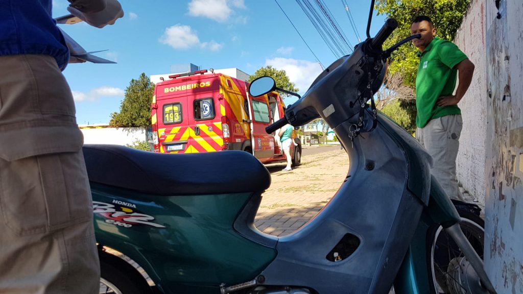 Mulher de 59 anos fica ferida após colisão entre moto e caminhão no Bairro Santa Cruz