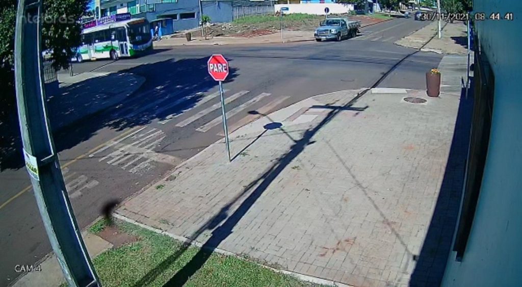 Câmera de segurança flagra acidente registrado no Bairro Santa Cruz