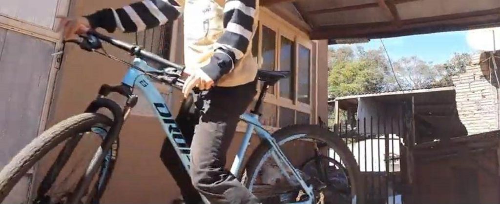 Jovem espera duas horas para ser atendido no banco e tem bicicleta furtada
