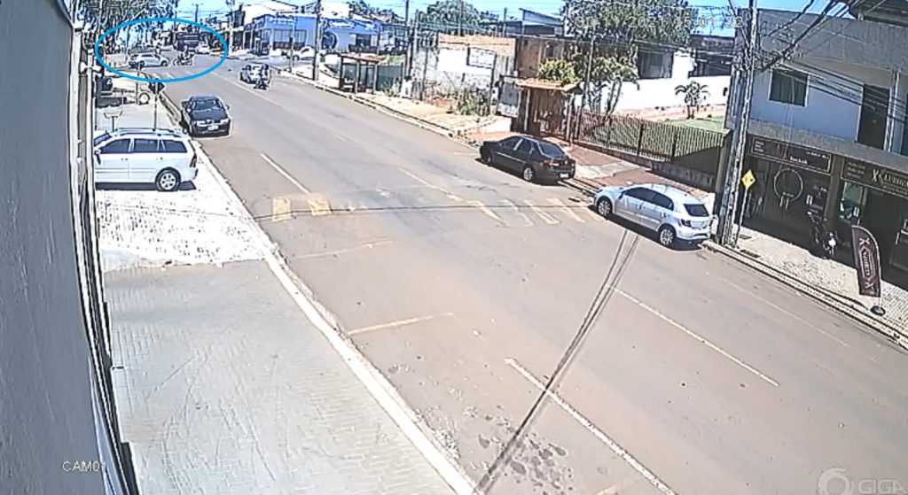Câmera flagra colisão frontal entre carro e moto no Periolo