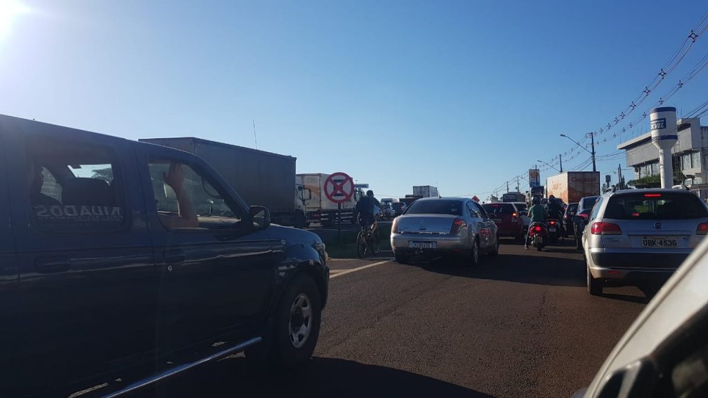 Trânsito ‘parado’ no Trevo Cataratas gera incômodo a motoristas