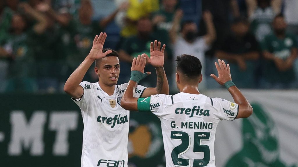 Com apenas 17 anos, atacante Giovani marca pela primeira vez no profissional