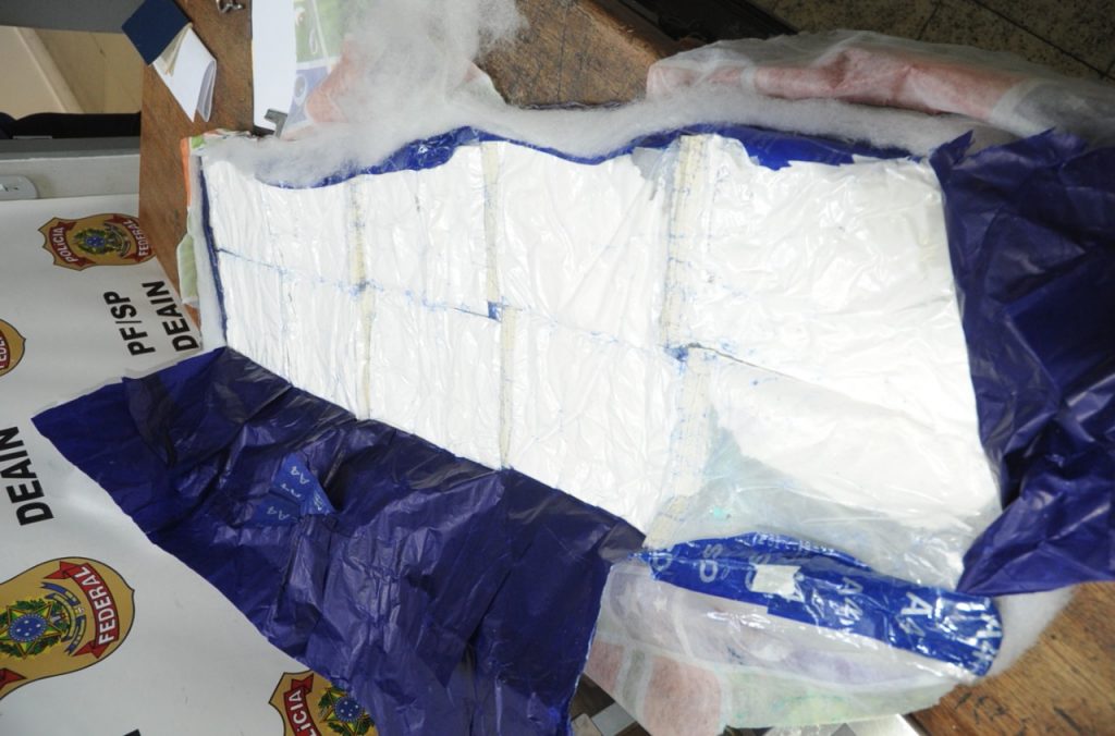 PF prende passageiros de voos internacionais com droga e passaporte falso