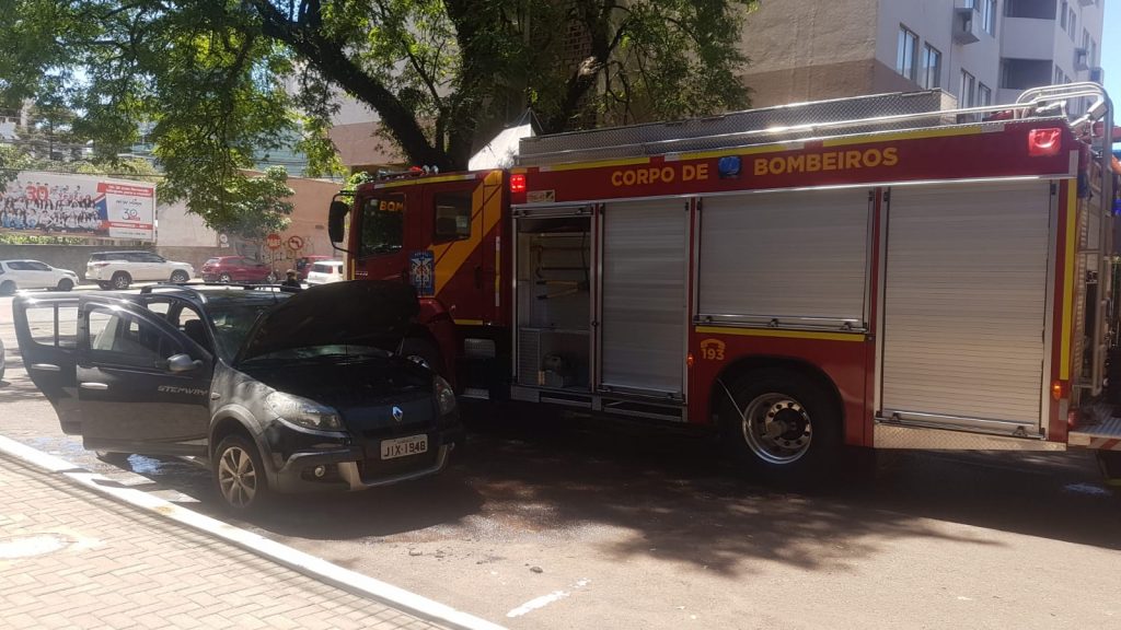 Incêndio em Renault Sandero mobiliza equipe do Corpo de Bombeiros