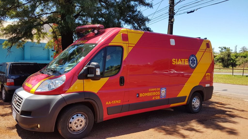 Ciclista de 18 anos fratura a clavícula em colisão com carro no Santa Felicidade