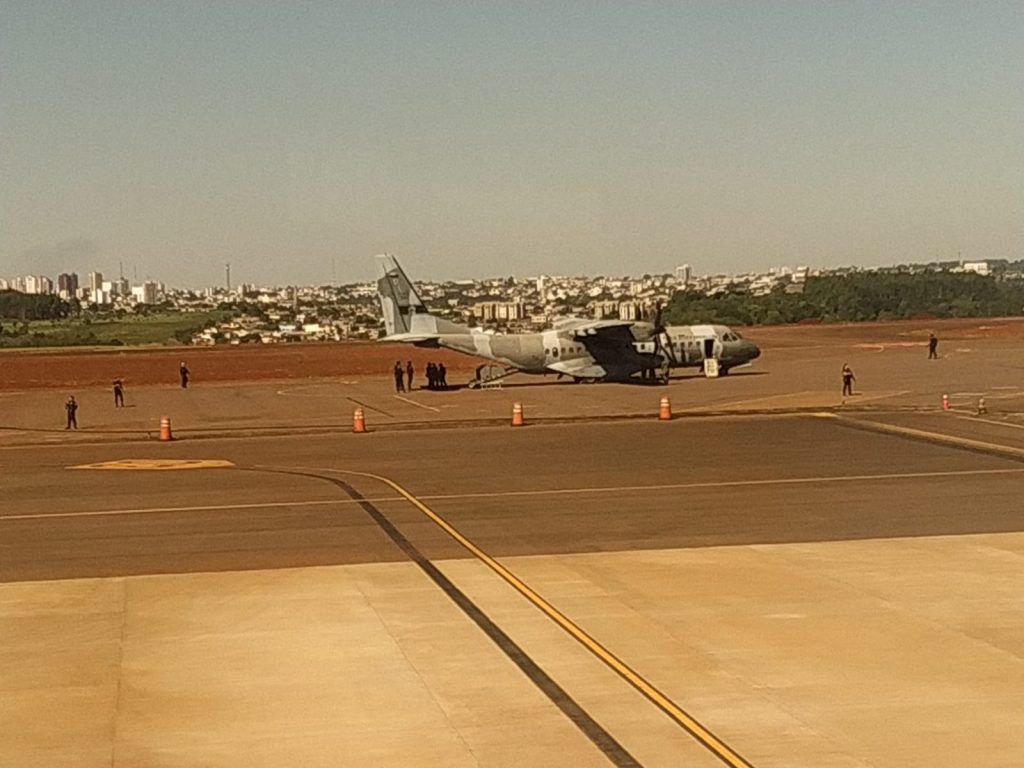 Avião da FAB realiza transferência de detentos federais no aeroporto de Cascavel