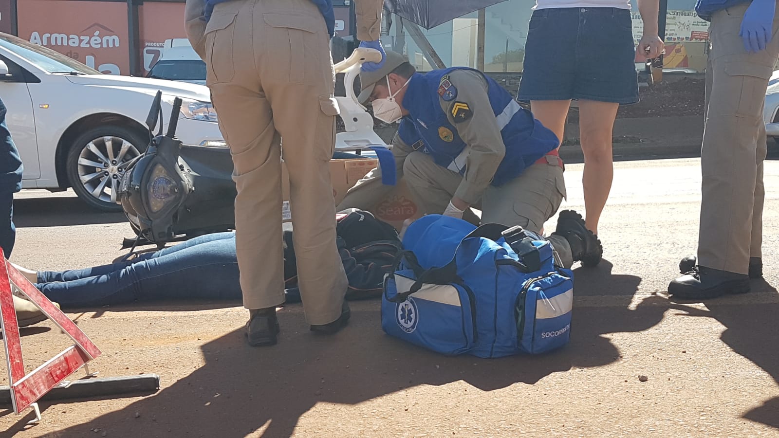Mulher fica ferida em acidente entre carro e moto na Av. Papagaios, em Cascavel Imagem referente a Mulher fica ferida em acidente entre carro e moto na Av. Papagaios, em Cascavel