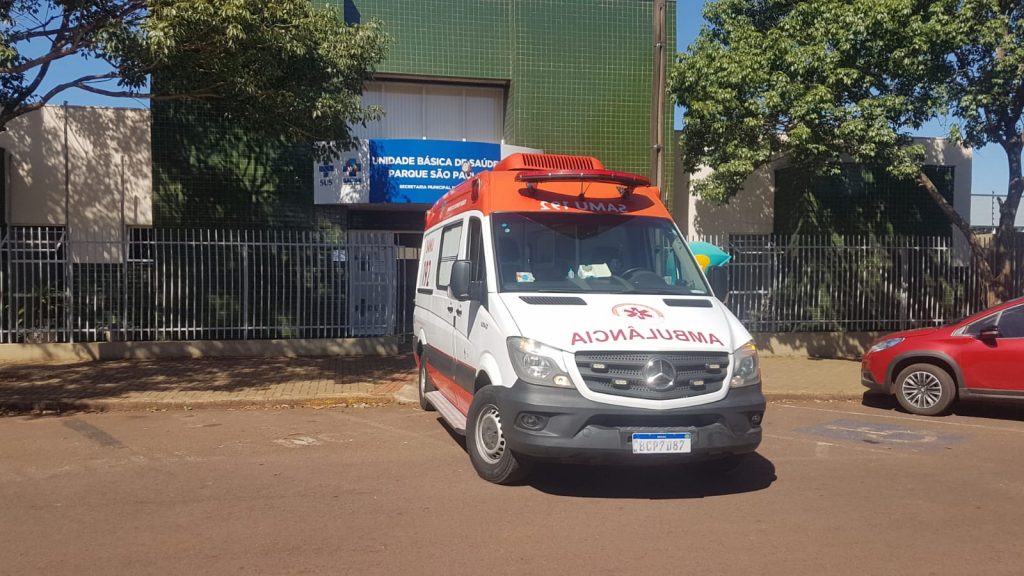 Idoso de 66 anos se machuca com motosserra e pede ajuda em UBS