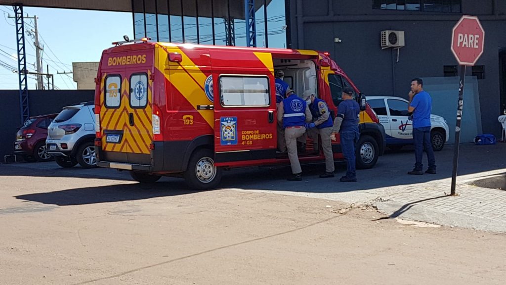 Homem de 53 anos fica ferido ao ser atingido por uma chapa de vidro