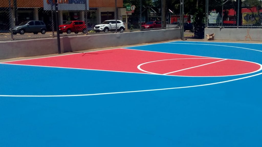 Quadra de basquete recebe melhoria para competição esportiva