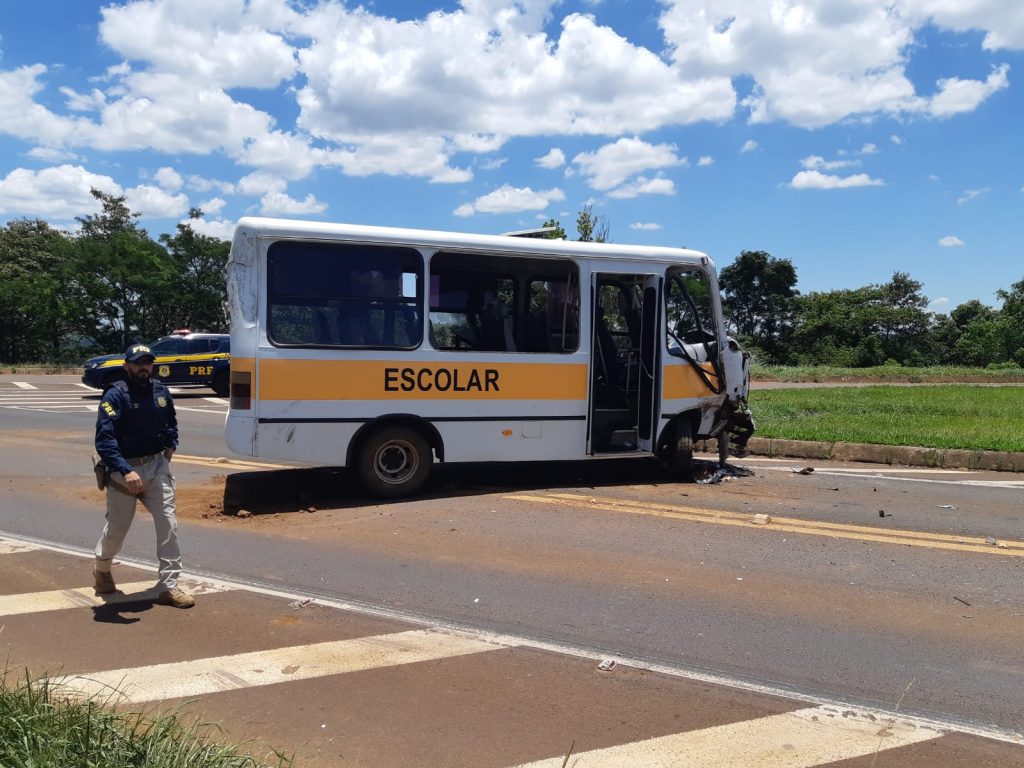 Ônibus escolar e caminhão batem de frente em Guaraniaçu